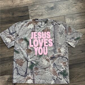 Pink Lettering Camo Kids' T-Shirt - 'Jesus Loves You'